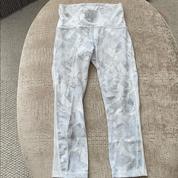 lululemon athletica Pants - Lululemon cropped pattern leggings